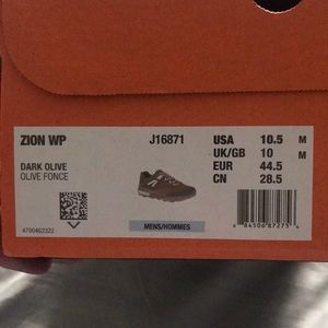 MERRELL HIKING SHOES